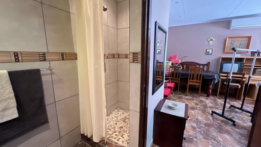 5 Bedroom Property for Sale in Langenhovenpark Free State